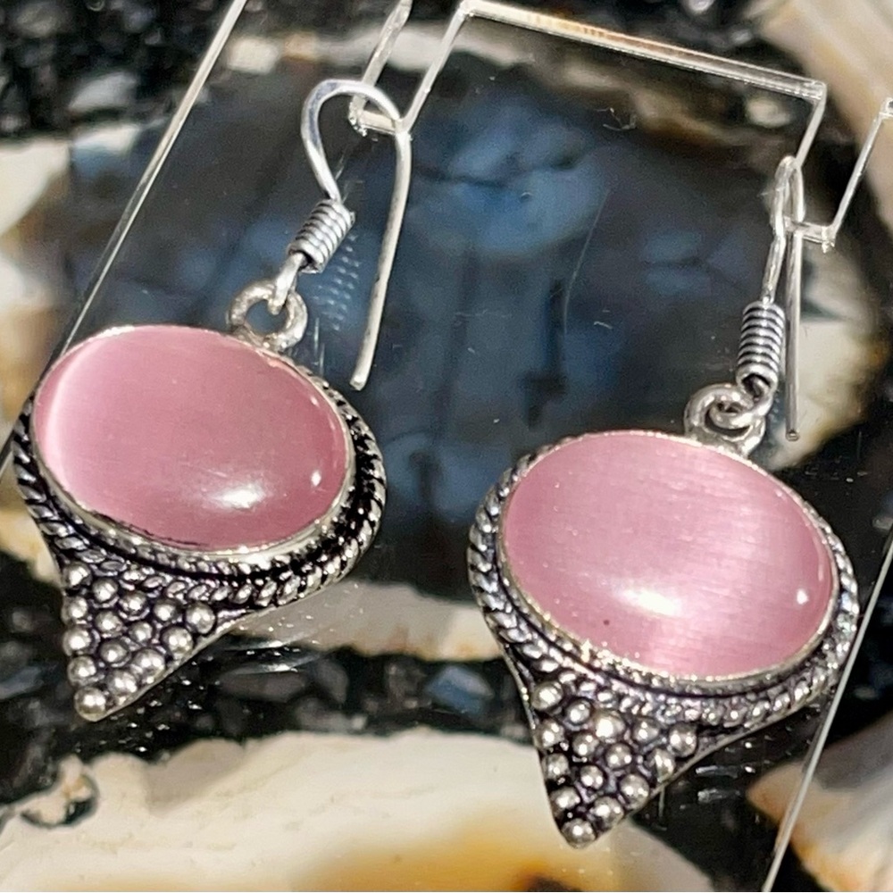 Beige Cat’s Eye Earrings 1 1/2”
